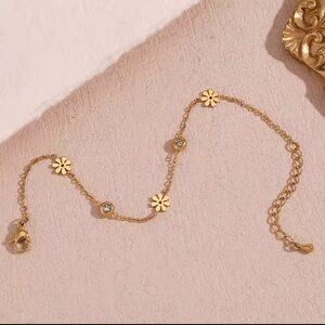 Double Sided Back and White Flower Bracelet 18K Gold plated

 Stainless Steel